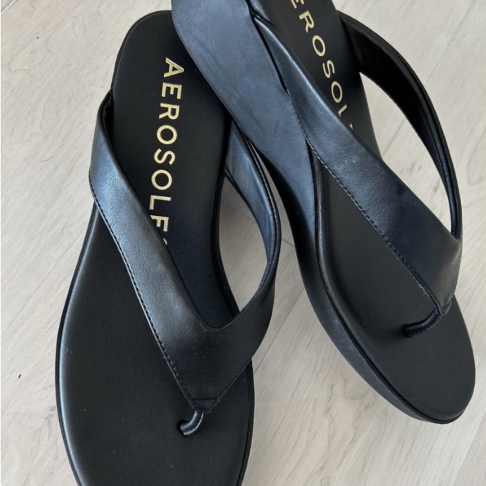 AEROSOLES Black Minimalist Sandals with Thong Design